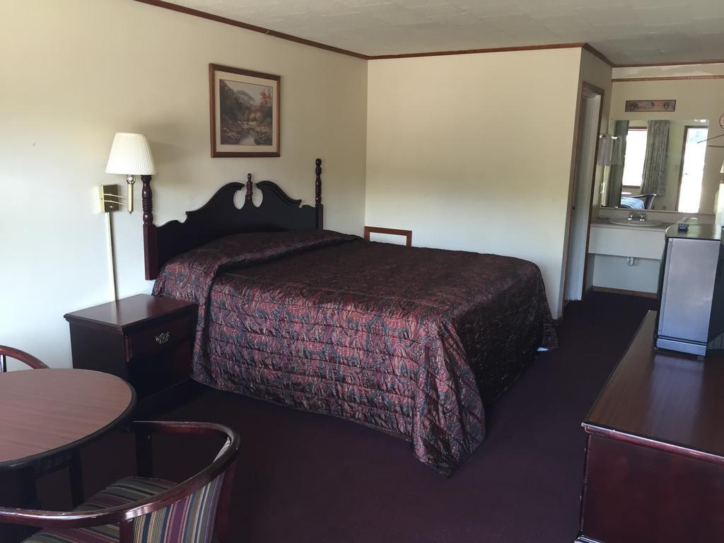 A Sapphire Inn Франклин Номер фото